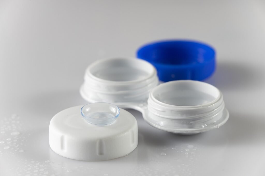 Przyzwyczajenie do noszenia soczewek contact lenses, contact lenses container, eyes-4792983.jpg